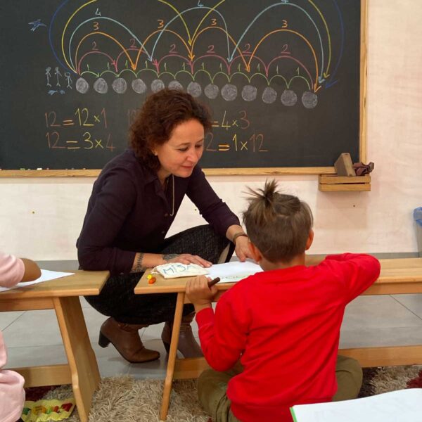 Öğrenciler, bir hikaye üzerinden çarpma işlemini öğreniyorlar.