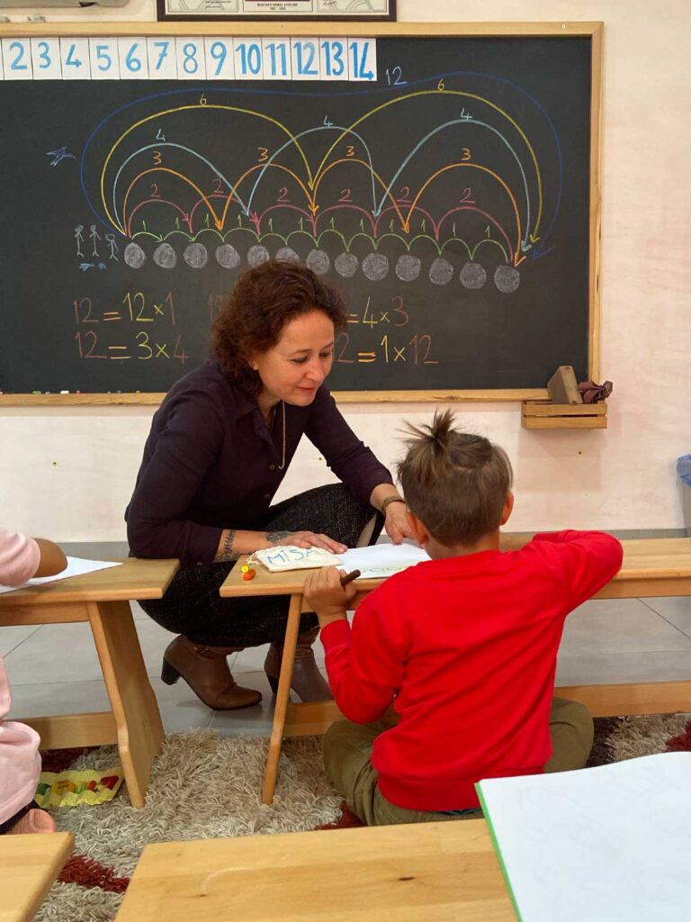 Öğrenciler, bir hikaye üzerinden çarpma işlemini öğreniyorlar.