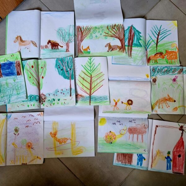 İlkokul yabancı dil dersinde masal anlatımından sonra öğrenciler bir resimle bir masal hayal ederler.