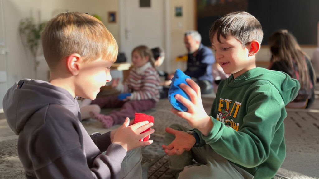 İlkokul 1. sınıf öğrencileri matematik dersinin ritmik bölümünde. 2026