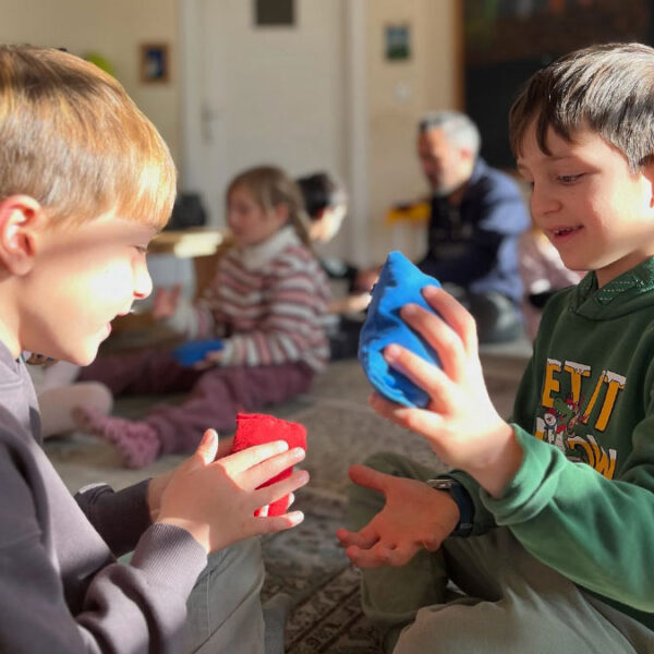 İlkokul 1. sınıf öğrencileri matematik dersinin ritmik bölümünde. 2026